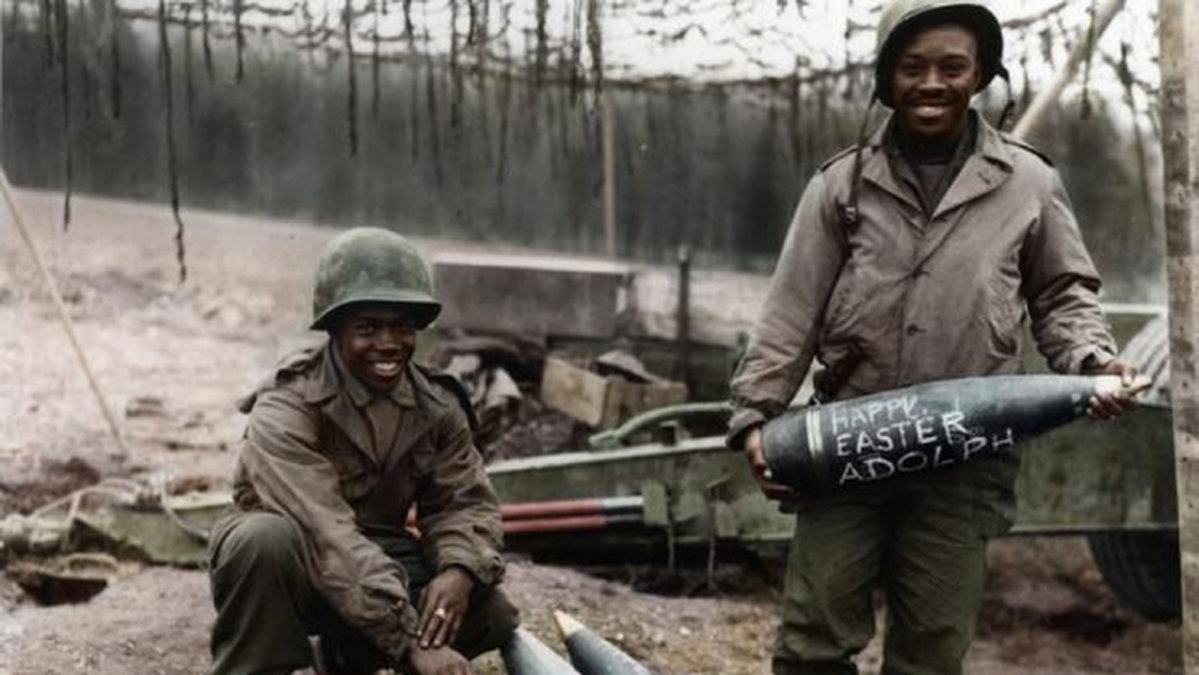 Två soldater vid påsk under andra världskriget. 
